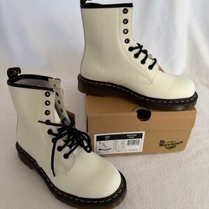 Dr. Martens 1460 White